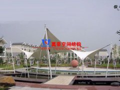 膜結(jié)構(gòu)遮陽棚有哪些特點(diǎn)？哪些場所可以使用膜結(jié)構(gòu)遮陽蓬？