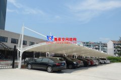 私家車膜結(jié)構(gòu)停車棚造價多少？轎車膜結(jié)構(gòu)車棚一平方價格最新報價