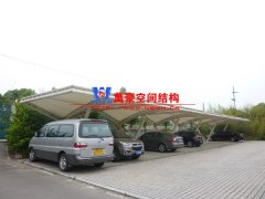 做膜結(jié)構(gòu)車棚報價價格差距很大，該怎么選膜結(jié)構(gòu)公司?