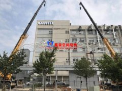 張拉膜結(jié)構(gòu)車棚中鋼結(jié)構(gòu)如何防銹？張拉膜車棚除銹的方法有哪些？