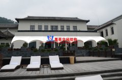 伸縮遮雨棚和膜結構雨棚那個好？伸縮遮雨棚和膜結構雨棚優(yōu)缺點對比